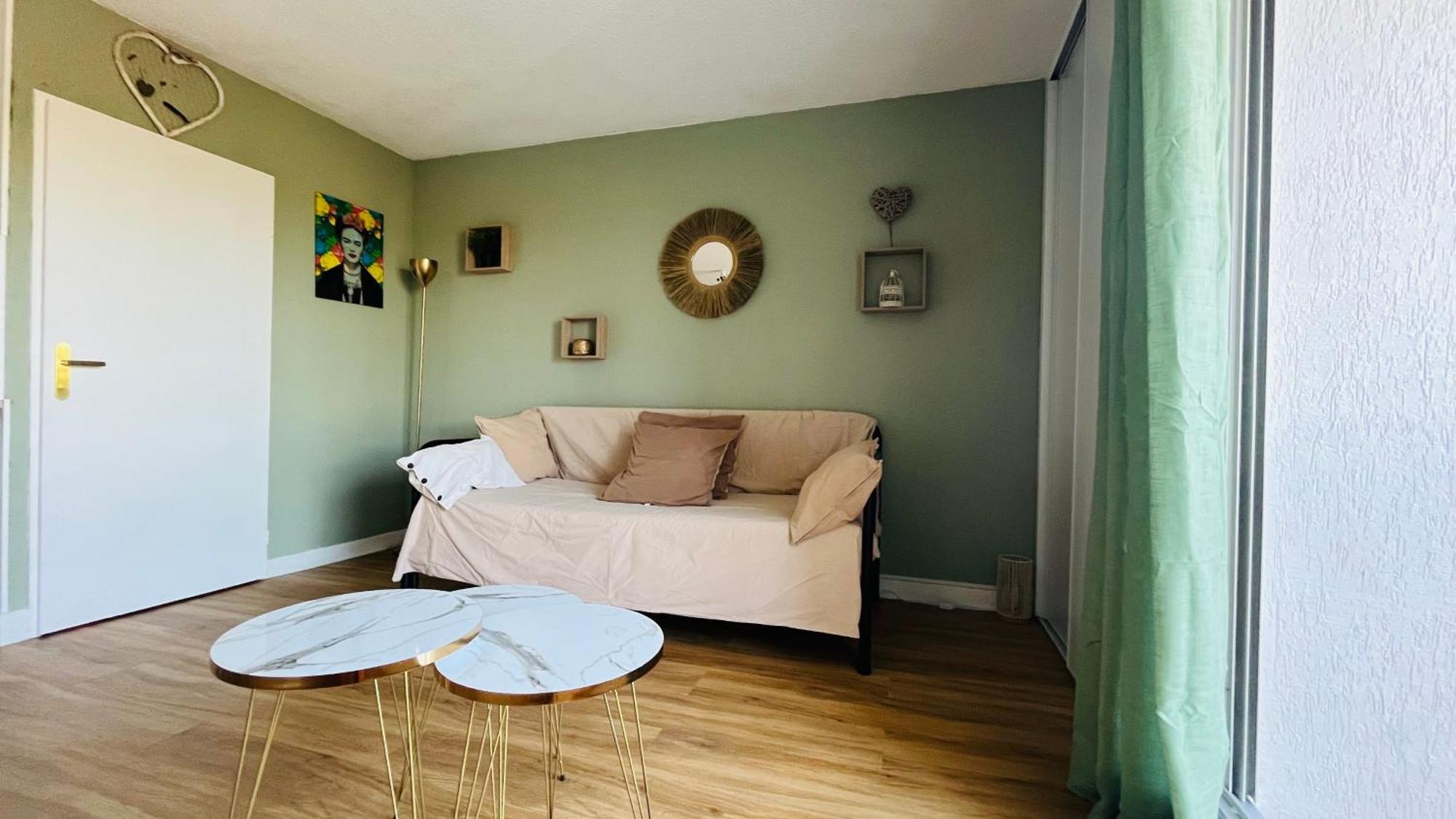 Port Apartment *